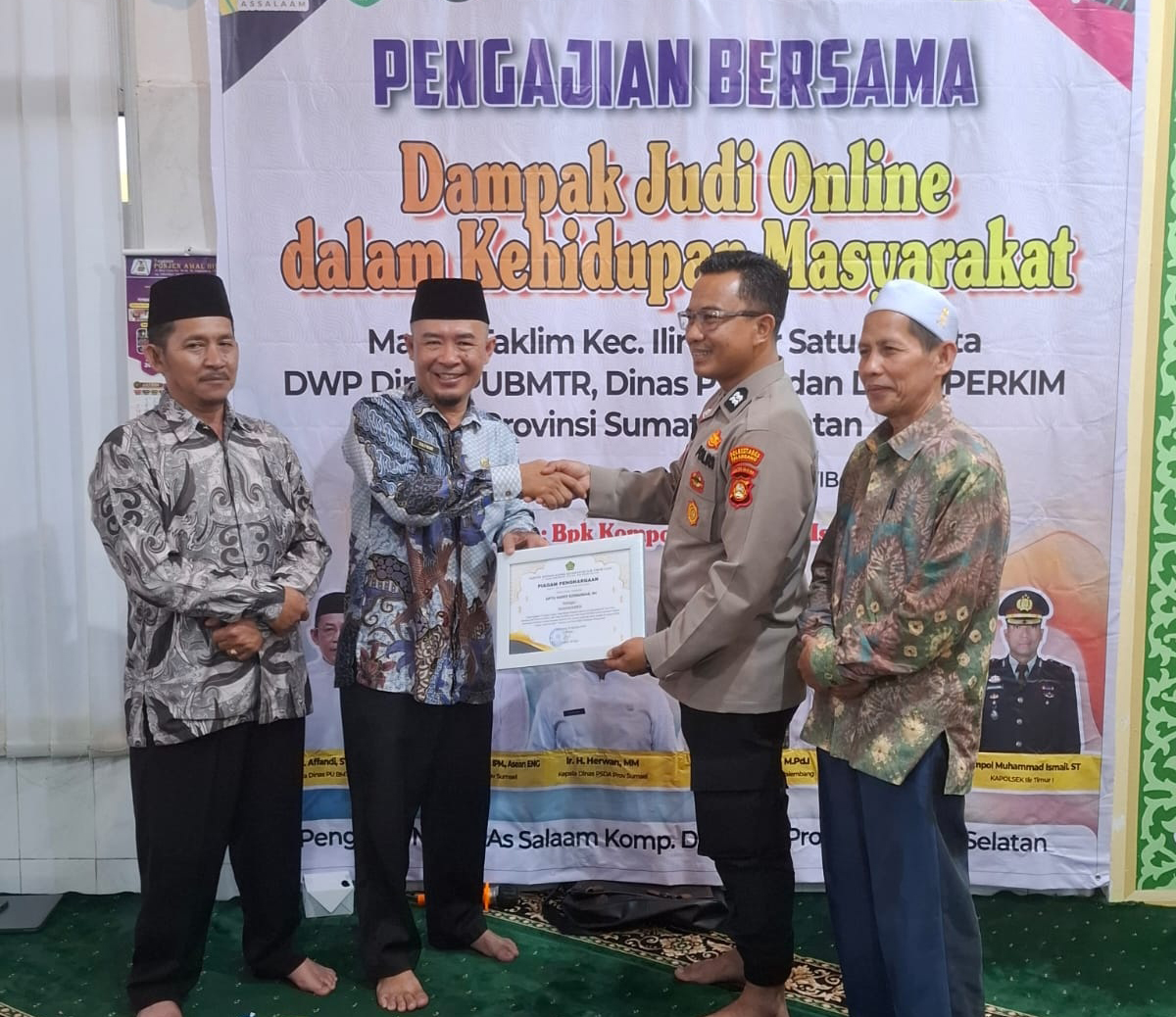 Kepala Kantor Urusan Agama (KUA) Ilir Timur Satu Palembang, H Zulfikar Ali Fajri, S.Ag, M.si menyerahkan cindera mata kepada Kapolsek Ilir Timur Satu Palembang, yang diwakili oleh Aiptu Harry Sunandar, SH.