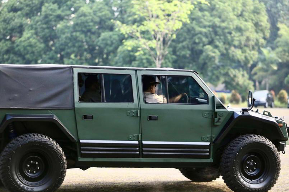 Menhan Prabowo Subianto menjajal kendaraan taktis PT Pindad yang diberi nama Maung.