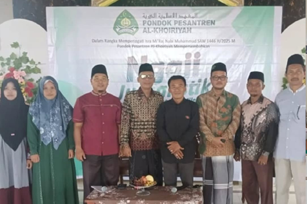 FOTO BERSAMA - Para pemateri dan jajaran pengasuh dan penglola Ponpes Al_khoiriyah foto bersama