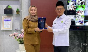 Dr. Syafitri Irwan yang juga menjabat sebagai Kepala Kantor Wilayah Kemenag Provinsi Sumatera Selatan dinobatkan sebagai anggota kehormatan oleh HBC Chapter Palembang.