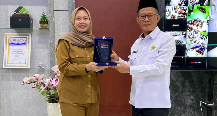 Dr. Syafitri Irwan yang juga menjabat sebagai Kepala Kantor Wilayah Kemenag Provinsi Sumatera Selatan dinobatkan sebagai anggota kehormatan oleh HBC Chapter Palembang.