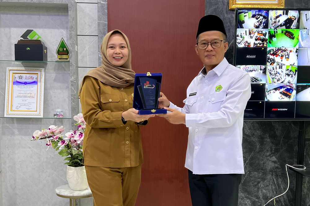 Dr. Syafitri Irwan yang juga menjabat sebagai Kepala Kantor Wilayah Kemenag Provinsi Sumatera Selatan dinobatkan sebagai anggota kehormatan oleh HBC Chapter Palembang.