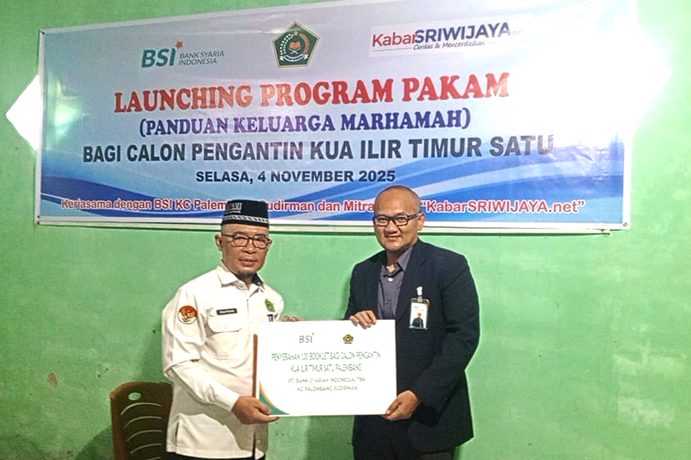 PAKAM - Kepala Cabang Bank Syariah Indonesia (BSI) Ocky Eka Dhanurwinarto, dan secara Kepala Urusan Agama (KUA) Ilir Timur Satu Palembang, H. Zulfikar Ali Fajri, secara simbolik, meluncurkan Program PAKAM (Panduan Keluarga Marhamah) (11/11/2025). (Sumber : Dok.KUA IT-1/ZAF)