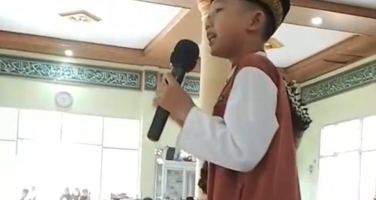 Kais Saputra, seorang da’i cilik dari Pondok Pesantren Laa Roiba Muara Enim