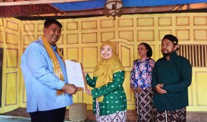 Bupati Kulon Progo Dr. R. Agung Setyawan, S.T., M.Sc., M.M., menyerah sertifikasi Halal untuk Produk Wingko Boro di terima ketua PKK Pedukuhan Boro, Invani Lela Herliana pada acara Bulan Bakti Gotong Royong Masyarakat (BBGRM) Kabupaten Kulon Progo 2026 di Pedukuhan Boro, Kelurahan Karangsewu, Kapanewon Galur, Kulonprogo, Selasa, 5/5/2026.